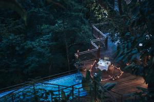 乌布The Sebali Resort的森林中带桌子的木甲板的顶部景色