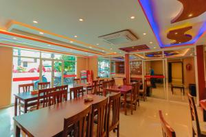 加德满都Everland Kathmandu Hotel的一间带桌椅的用餐室和一间餐厅