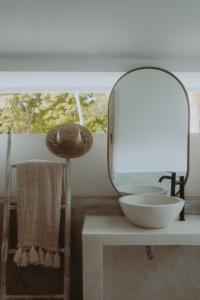 吉利阿尔La Isla Bonita Gili Air的浴室设有镜子和桌子上的盥洗盆