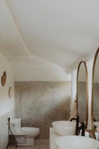吉利阿尔La Isla Bonita Gili Air的浴室设有2个水槽和2面镜子