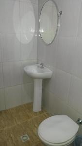 里约热内卢公园酒店的一间带水槽、卫生间和镜子的浴室