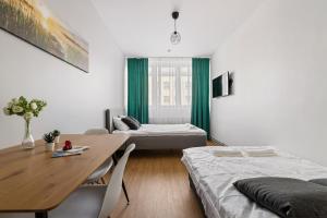 塔林Bright Residences in Tallinn Center by EasyRentals的带两张床和一张桌子的房间以及一间用餐室