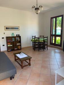 博萨A Casa di Nonna的客厅配有沙发和桌子