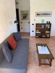 博萨A Casa di Nonna的带沙发和咖啡桌的客厅