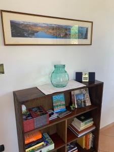 博萨A Casa di Nonna的书架上书本和花瓶