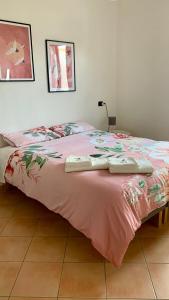 博萨A Casa di Nonna的床上有2个枕头