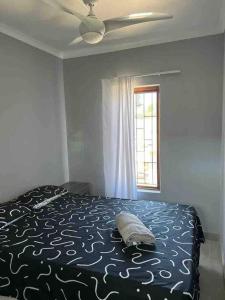 圣卢西亚Chaval Cove , 3 bedroom 2 Bathroom in St Lucia The bridge的一间卧室配有一张床和吊扇