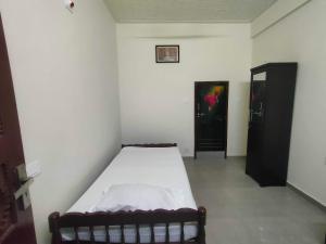 PonnāniJinnens Tourist Home的一间小卧室,卧室内配有一张床铺