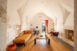 奥斯图尼Masseria San Paolo Grande的客厅配有沙发和桌子