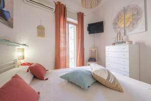 奥利韦里La Marchese home的一间卧室配有带枕头的床