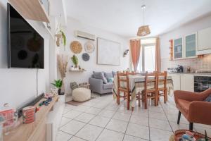 奥利韦里La Marchese home的厨房以及带桌椅的起居室。