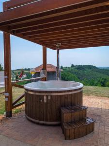 克拉多沃Vila Promaja的木制凉棚下的木制热水浴池