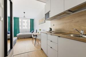 塔林Bright Residences in Tallinn Center by EasyRentals的带水槽的厨房和1间带床的房间