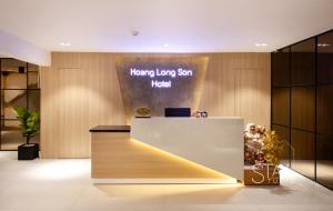 胡志明市Hoang Long Son 2的大堂设有接待台,阳光明媚