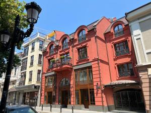 普罗夫迪夫Villa Flavia Heritage Boutique Hotel的街道边的红色建筑