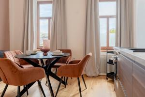 圣珀尔滕City Lounge Appartement am Hauptbahnhof的一间厨房,里面配有桌椅