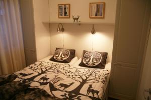 塔库沃里安娜公寓 的一间卧室配有一张带黑白毯子和枕头的床。