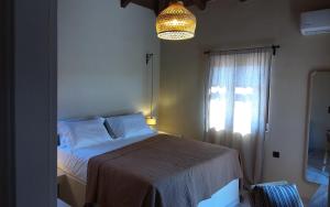 艾拉方索斯Harmony Seaview Villas In Elafonisos的一间卧室设有一张床和一个窗口