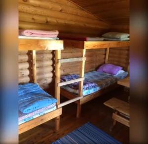 埃农泰基厄Lätasenonmajat的小木屋内带两张双层床的客房