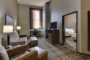 克利夫兰克利夫兰市中心德鲁里广场酒店的酒店客房设有沙发、床和电视。