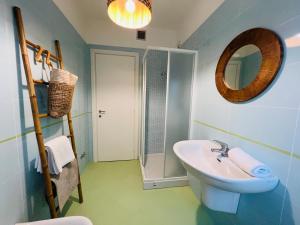 锡尔维玛丽娜Beach apartments Spiaggia Nascosta的一间带水槽、卫生间和镜子的浴室