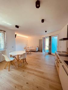 Berbenno di ValtellinaTellure apartments with breakfast的厨房以及带桌椅的起居室。