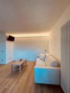 Berbenno di ValtellinaTellure apartments with breakfast的客厅配有沙发和桌子