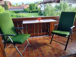 马夸特施泰因Ferienwohnung Achental的阳台配有2把椅子和1张桌子