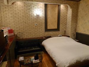 Shimotsukeスタイリッシュ栃木　大人専用的一间设有床铺和沙发的房间