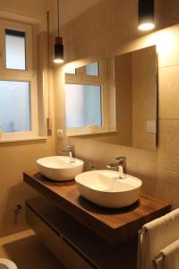 普拉亚·阿马勒Albadorata的浴室设有2个水槽和镜子