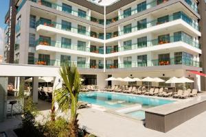 阿拉尼亚绿色花园套房酒店的大楼前设有游泳池的酒店