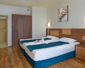 圣弗拉斯Paradise Beach Residence - Ultra All Inclusive的一间卧室,卧室内配有一张大床