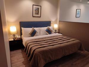 贝鲁特多尔酒店的一间卧室配有一张大床和两盏灯
