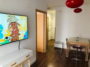 巴达霍斯Apartamento RENACIMIENTO con garaje的客厅设有壁挂式平面电视。