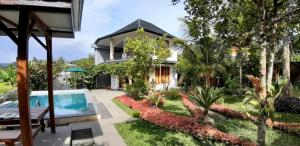 MayongThe Aroma Villa Munduk的一座带游泳池和房子的别墅