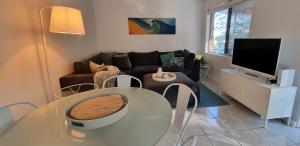 福斯特CHILL-OUT BEACHSIDE - Forster的客厅配有桌子和沙发