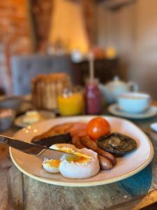 Cracoe德文郡力推酒店的桌上一盘带鸡蛋和香肠的食物