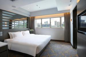 香港城景国际 - 香港中华基督教青年会的卧室设有白色大床和窗户。