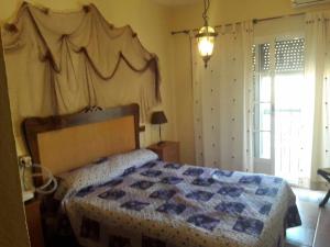 蓬塔翁布里亚Casa Marquesa的一间卧室配有一张带蓝色被子的床