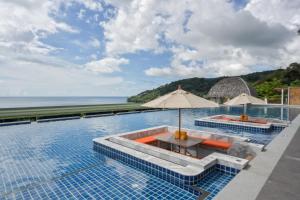 芭东海滩Andamantra Resort and Villa Phuket - SHA Extra Plus的海景度假酒店的游泳池