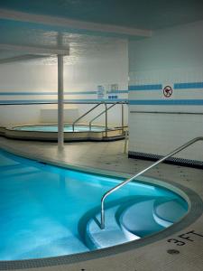 维多利亚苏格兰皇家套房酒店的大楼内的一个蓝色海水游泳池