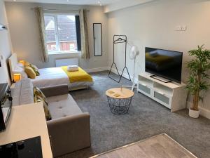 唐克斯特Cosy Studio Flat - Near City Centre的一间带床和电视的客厅