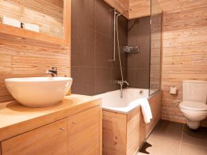 圣莫里茨苏尔瓦尔3号两卧室公寓的一间带水槽、浴缸和卫生间的浴室