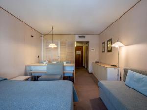 普雷圣迪迪埃Apartment Universo-1 by Interhome的客房设有厨房、桌子和椅子。
