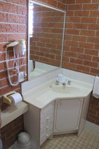 布里斯班格林斯洛普斯汽车旅馆的一间带水槽和砖墙的浴室
