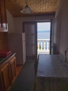 茨雷斯Apartments by the sea Merag, Cres - 11791的一个带桌子并享有海景的厨房