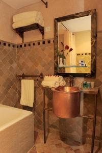 杰迪代Art suites的一间带铜制水槽和镜子的浴室
