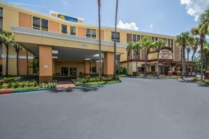 奥兰多Comfort Inn & Suites Kissimmee by the Parks的酒店前面的一个空停车位