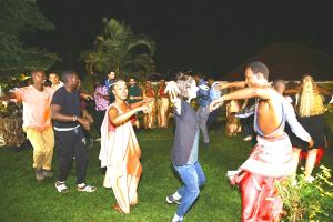 基加利Yambi Guesthouse的一群人在草地上跳舞