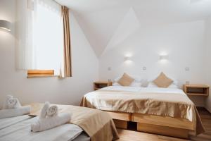 斯洛文尼亚比斯特里察Gostišče Iršič的一间卧室设有两张床和窗户。